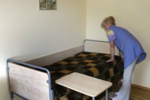 Senjorų artimieji susiduria su skaudžia realybe: laikas slaugos ligoninėje baigiasi, o kas toliau – nežinia