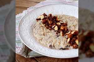 Idėja lengviems pusryčiams – greitai paruošiama be galo skani avižinė košė