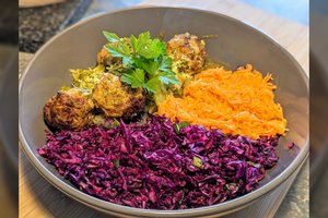 Kalakutienos kukuliai su morkų ir kopūstų salotomis: skanūs ir minkštučiai 