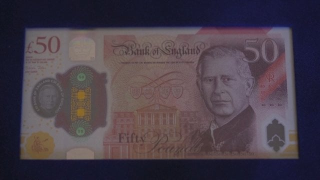 Ant JK svarų banknotų – naujas atvaizdas: juose puikuojasi karalius Karolis III