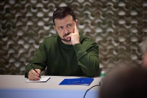 V. Zelenskis po rusų antpuolių lankėsi Charkove, rusams apšaudžius Semenivką žuvo moteris