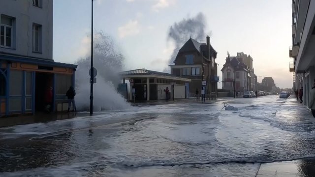 Šiaurės vakarinėje Prancūzijos dalyje – audra: milžiniškos bangos skalauja gatves