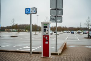 Panevėžiečiai piktinasi vieninteliu parkomatu prie miesto arenos: prieš koncertą aparatas „užlūžo“