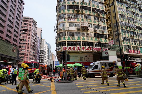 Per gaisrą Honkonge žuvo mažiausiai penki žmonės.