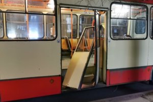 Vilniaus „modernusis tramvajus“: šį kartą stotelėje pametė duris
