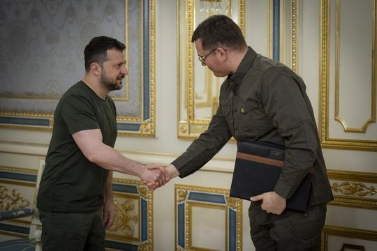 Ukrainoje viešintis krašto apsaugos ministras Larynas Kasčiūnas susitiko su prezidentu Volodymiru Zelenskiu. Pasak ministro, susitikimo metu buvo aptartas paramos Ukrainai klausimas.