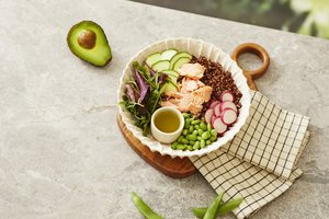 „Iki“ parduotuvėse – spalvingos pavasarinės naujienos: nuo madingųjų „bowls“ iki dar neragautų sumuštinių