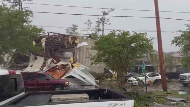 Užfiksavo, kaip po tornado atrodo Luizianos valstija: apgriauti pastatai ir nuolaužomis nusėti keliai