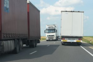 Europos Parlamentas sugriežtino sunkvežimių ir autobusų taršos standartus