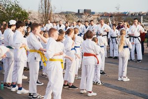 Šimtai kiokušin karatė sportininkų rinkosi Lietuvoje – vyko bendra treniruotė žydint sakuroms