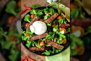 Neįprastas derinys – salotos su jautiena bei gervuogėmis: atrasite daug naujų skonių