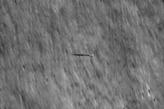 Kosminis aparatas „Lunar Reconnaissance Orbiter“ nufotografavo paslaptingą banglentės formos objektą, skriejantį aplink Mėnulį.