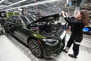 „Mercedes-Benz“ dėl gaisro rizikos atšaukia 341 000 automobilių