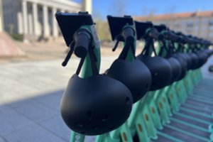 Dalis elektrinių paspirtukų Vilniuje pasidabino šalmais: praktikuojasi galimoms įstatymo pataisoms