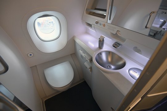 Orlaivių tualetai – itin modernūs.