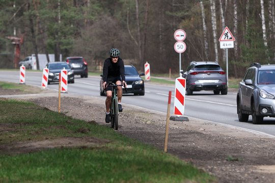 Norintiems pasivažinėti dviratininkams siūloma vengti Nemenčinės plento.