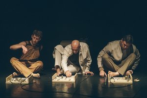 Auksinį scenos kryžių pelniusiame spektaklyje „Out of the Box“ – gyvai įgarsintas judesys 