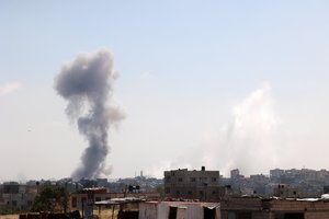 Turkijos transliuotojas teigia, kad Gazoje sužeisti du jo žurnalistai, vienas jų – sunkiai