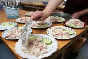 Inspektoriai įtaria, kad Šiaulių progimnazijos darbuotojai slėpė maistą