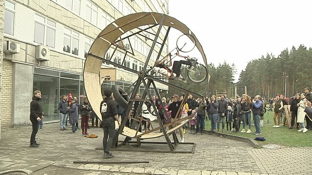 Vilniuje – fizikų šventė: studentai rankomis pagamino atrakcionus ir pristatė išskirtinį laikrodį