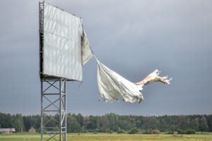 Įspėja pasiruošti – Lietuvą talžys smarkus vėjas: dalyje šalies gūsiai bus itin stiprūs 