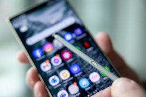 „Samsung“ pagal parduotų išmaniųjų telefonų skaičių aplenkė „Apple“
