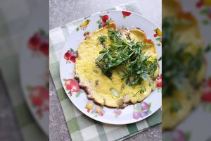 Norint daugiau žalios spalvos savo lėkštėje – omletas su smidrais: sveika ir skanu