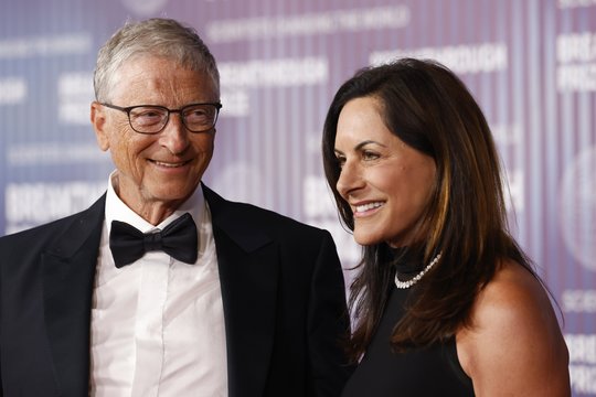 Billas Gatesas ir Paula Hurd.