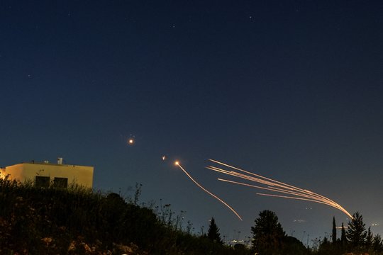  Trumpojo nuotolio priešlėktuvinės gynybos sistema „Iron Dome“ buvo sukurta siekiant perimti tokias raketas, kokias Gazos ruože paleidžia palestiniečių islamistų judėjimas „Hamas“.