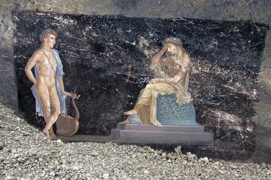  Vienoje freskoje dievas Apolonas bando suvilioti šventikę Kasandrą. Pasak legendos, dėl to, kad ji jį atstūmė, jos pranašystės buvo ignoruojamos.