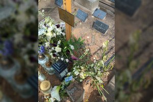 Aplankius disidentės N. Sadūnaitės kapą šalia dar nenuvytusių vainikų papiktino netikėtas radinys 