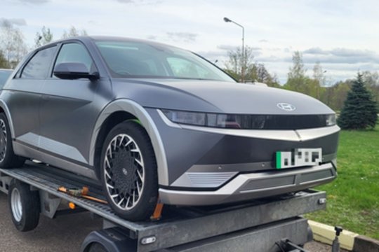 Pasienieniečiai sulaikė elektromobilį „Hyundai Ioniq 5 Ultimate EV“, kuris Jungtinėje Karalystėje jis buvo pavogtas kovo mėnesį.