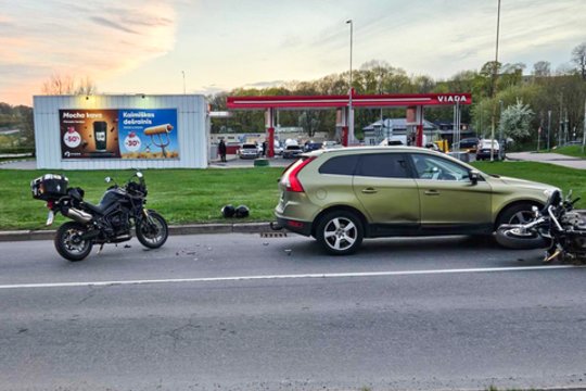  Abiejų motociklų vairuotojams prireikė medikų pagalbos. 