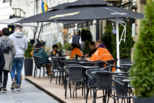Vilniaus gatvė, kavinės, orai, kavinė, baras, restoranas, lauko kavinė, žmonės, gatvė