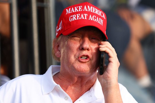 D. Trumpas kalba telefonu.