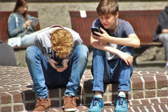 Naudojimasis išmaniuoju telefonu gali daryti įvairų poveikį bendrai vaiko gerovei, tačiau išvengti esminių grėsmių įmanoma.