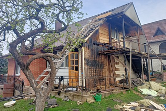  Jurbarkiškio name, ugniagesių teigimu, gaisras kilo nuo diskinių medžio pjovimo staklių.