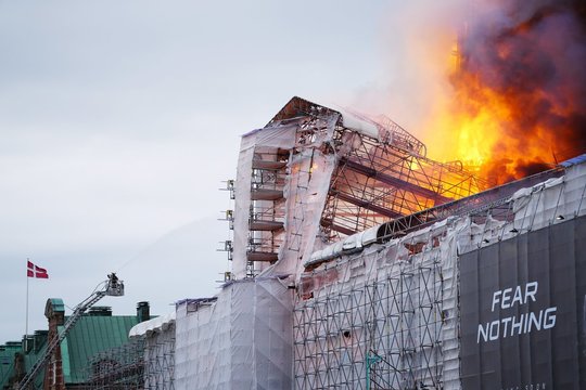 Kopenhagoje užsiliepsnojo vienas žymiausių istorinių miesto pastatų: įgriuvo bokštas