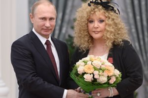Draugystės baigėsi: A. Pugačiovą nuolat sveikinęs V. Putinas primadonai paruošė kitokią „dovanėlę“