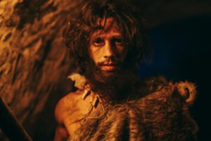 Kada žmonės pradėjo dėvėti drabužius?