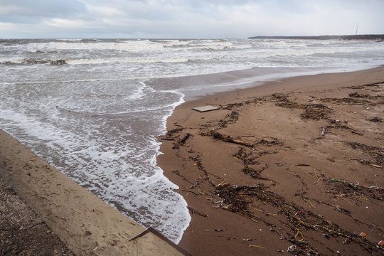 Pasibaigus audrų sezonui pajūrio savivaldybės skaičiuoja gamtos padarytą žalą paplūdimiams.