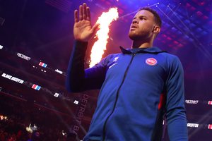 NBA žvaigždė B. Griffinas kabina krepšinio batelius ant vinies