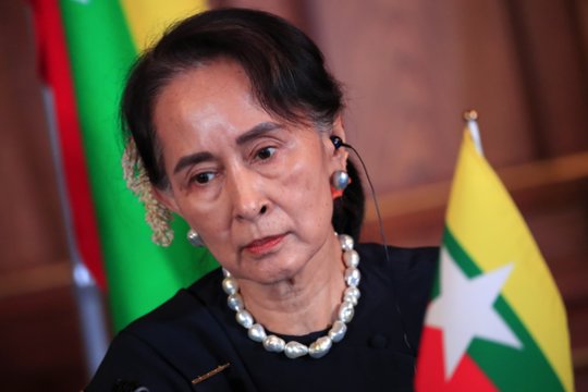 Mianmaro chunta perkėlė įkalintą demokratinių jėgų lyderę Aung San Suu Kyi iš kalėjimo į namų areštą.