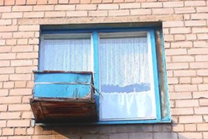 Kūdikį pro balkoną išmetusiam tėvui siūloma skirti priverstinį gydymą