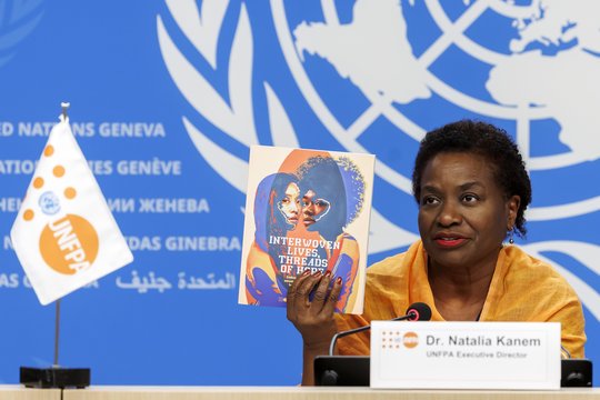 Jungtinių Tautų gyventojų fondo (UNFPA) vykdomoji direktorė Natalia Kanem spaudos konferencijoje Jungtinių Tautų Europos būstinėje Ženevoje (Šveicarija) laiko UNFPA knygą „Pasaulio gyventojų skaičius 2024 m.“.