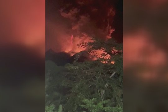 Vaizdai iš ugnikalnio išsiveržimo Indonezijoje: evakuoti šimtai žmonių