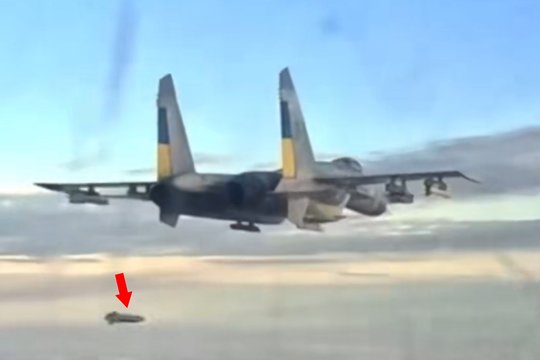 Neseniai internete pasirodė įrašas, kuriame matyti, kaip Ukrainos naikintuvas skrydžio viduryje iš kairiojo paleidimo įtaiso paleidžia prancūzų valdomą aviacinę bombą „AASM-250“.