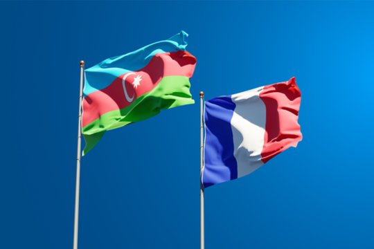 Azerbaidžano ir Prancūzijos vėliavos.
