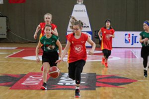 Dvylika mergaičių komandų pradėjo kovas „Jr. NBA League“ turnyre