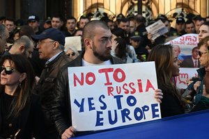 Sakartvelo parlamentarai per pirmąjį svarstymą patvirtino „užsienio įtakos“ įstatymą